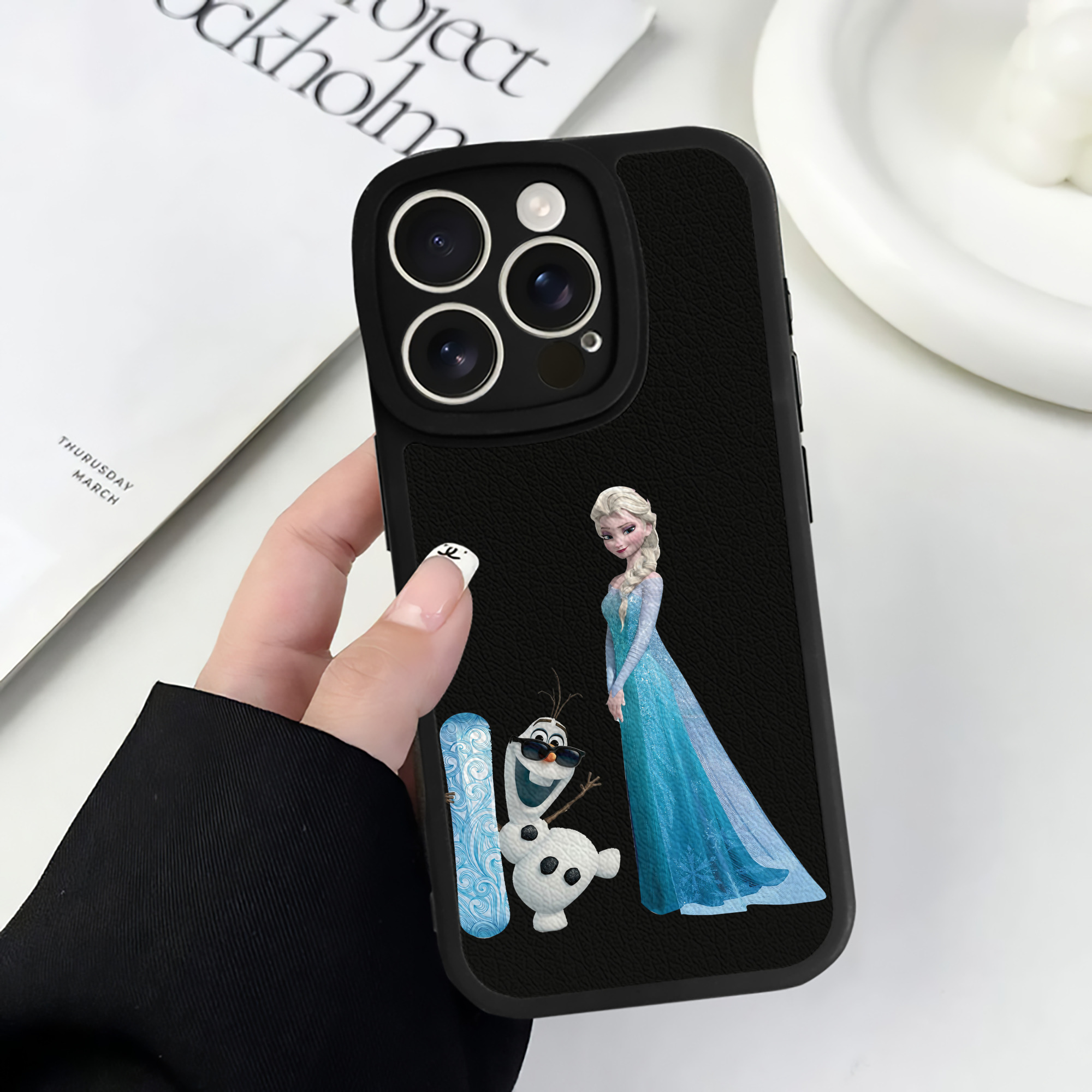 （画像用） アナと雪の女王 アンナ エルサ Frozen Anna Elsa 【iPhone 16シリーズ対応】シリコンスマホケース（レザー調） 材質：シリコン